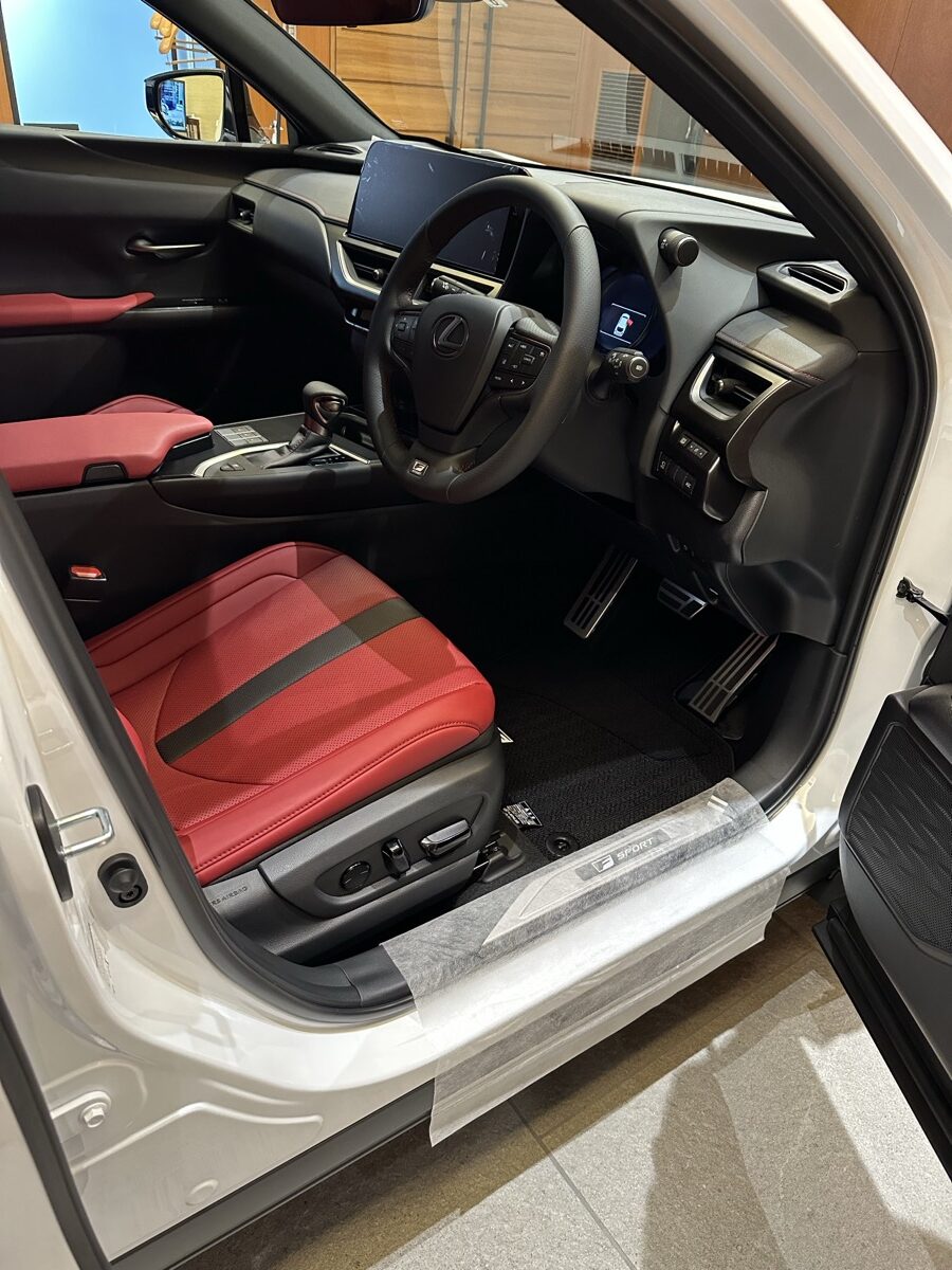 内装 赤いスポーツシート