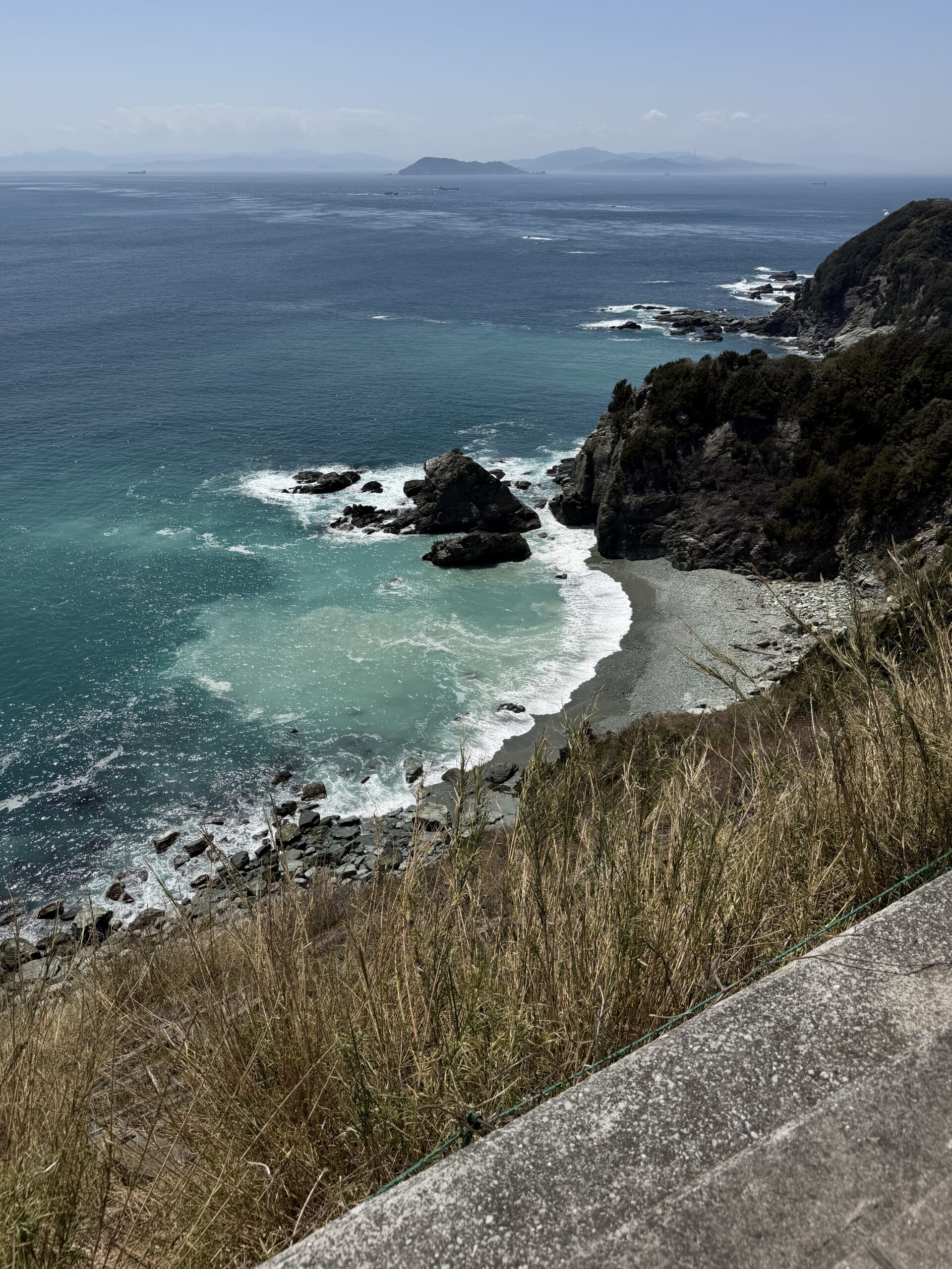 切り立った崖と海