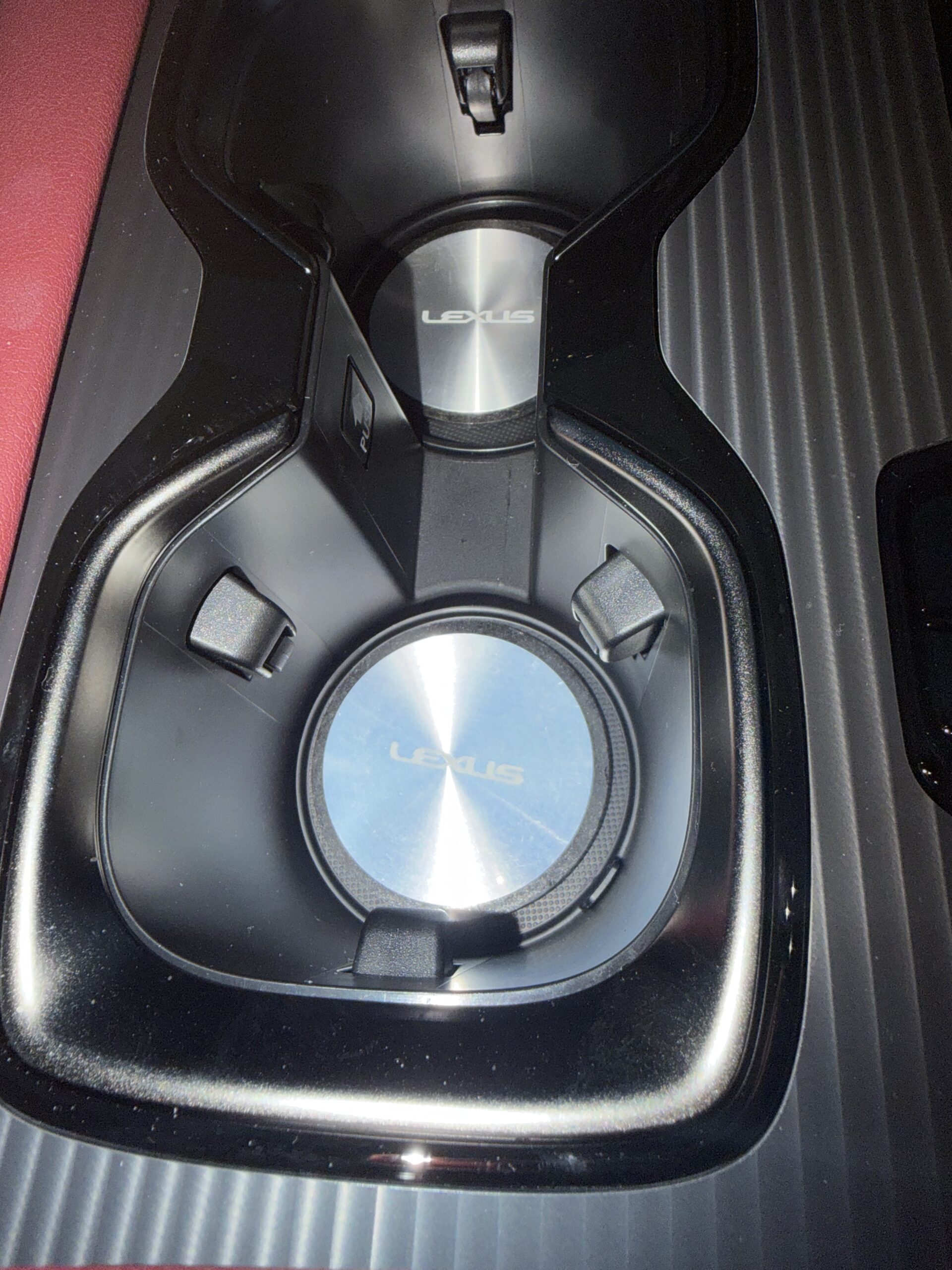 新型RX350のカップホルダーにLEXUSプレート装着後