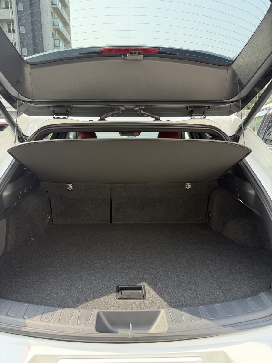 レクサスUX トランク マット装着前の状態