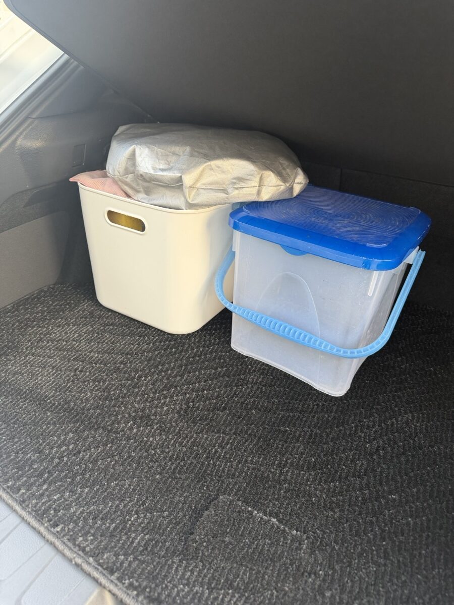 レクサスUX 荷室に収納ケースを積んだ様子