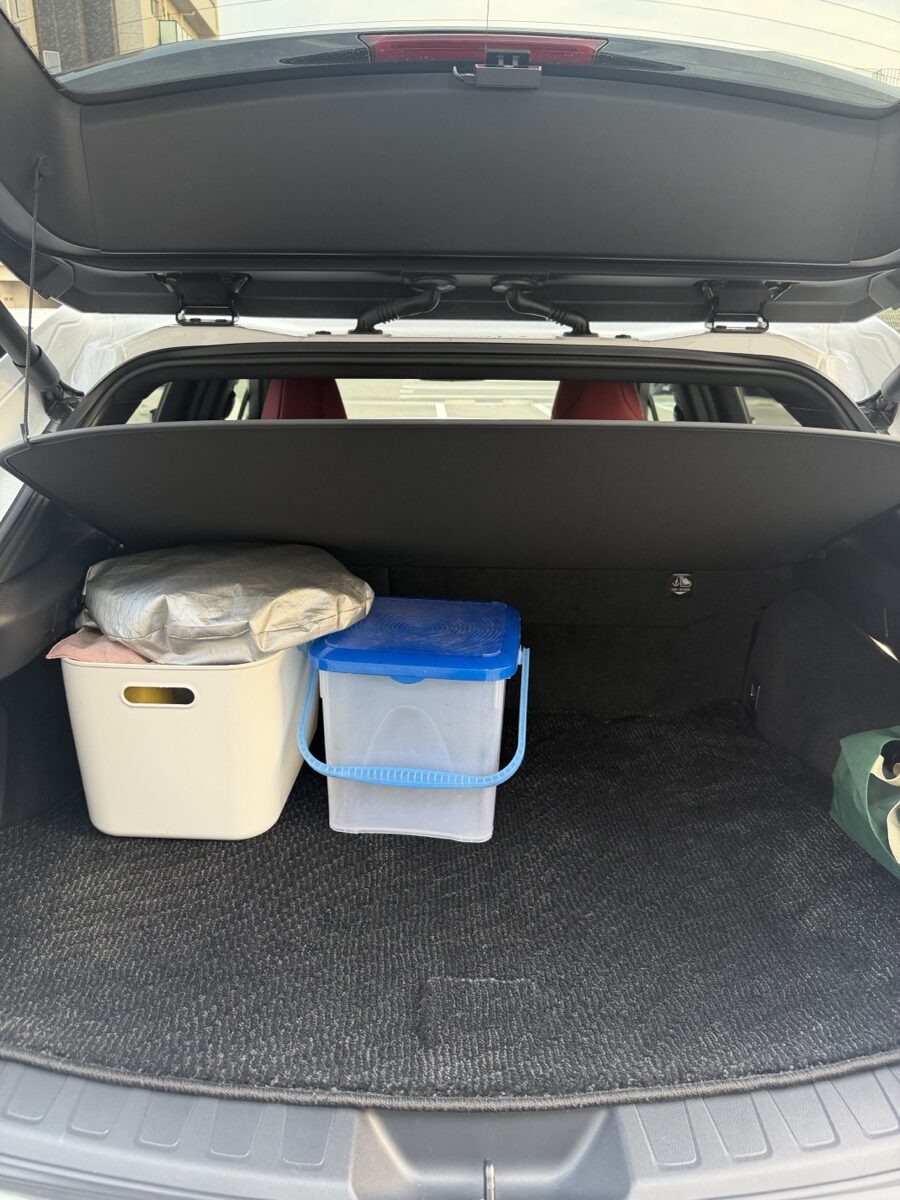 レクサスUX トランクにラゲッジマット装着・荷物を積んだ状態