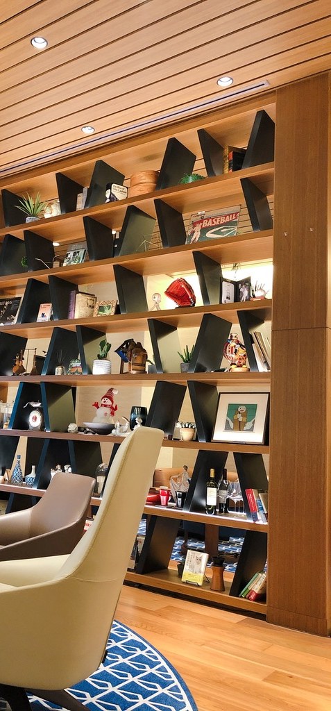 レクサス店舗のラウンジ内装