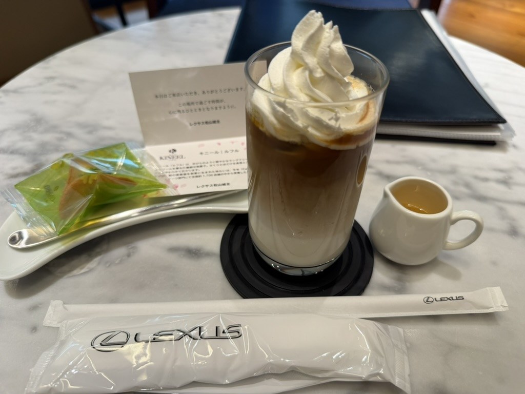 レクサスラウンジのカフェラテと和スイーツ