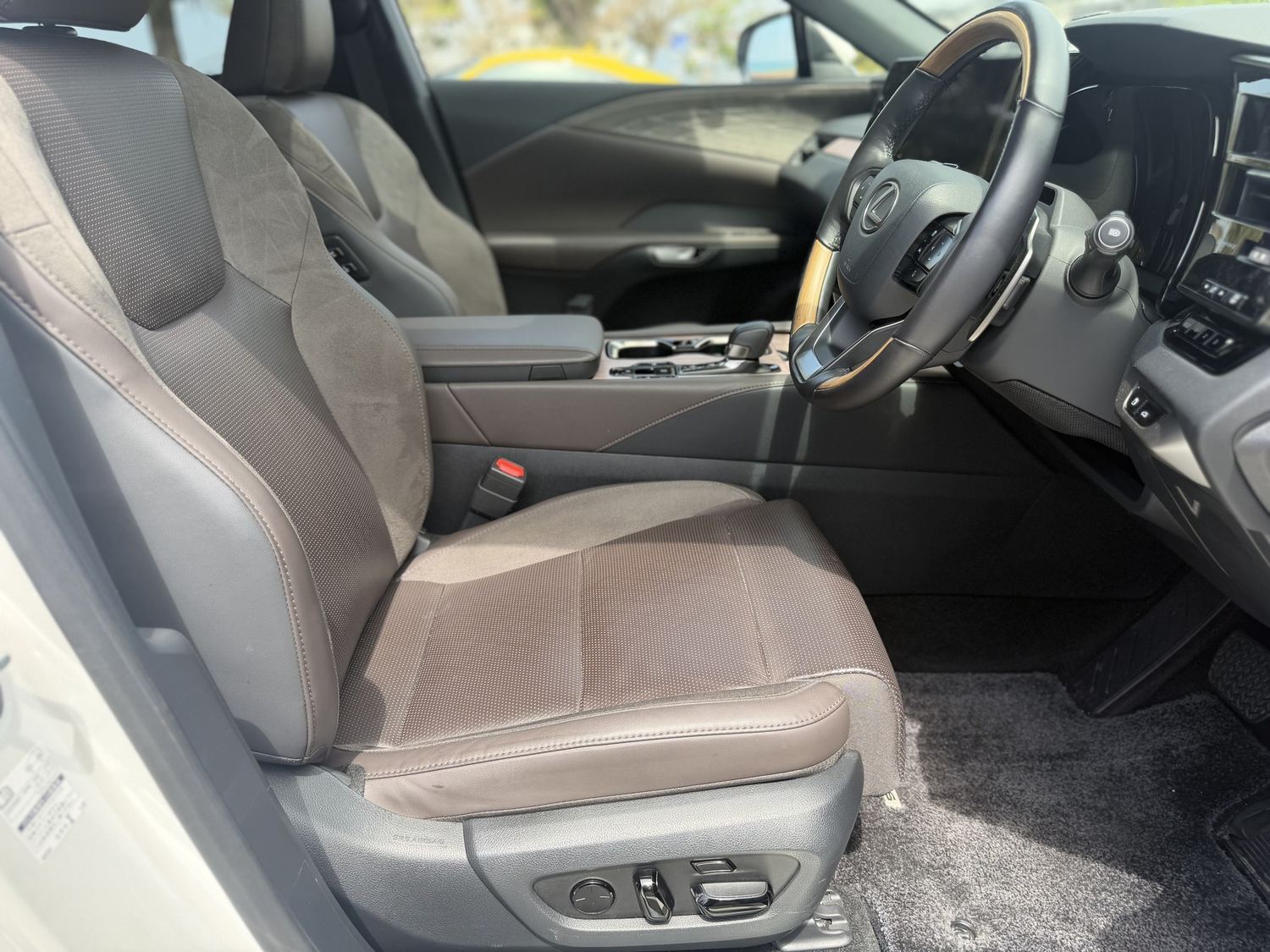 新型RX350h バージョンL ダークセピアシート テクスチャー