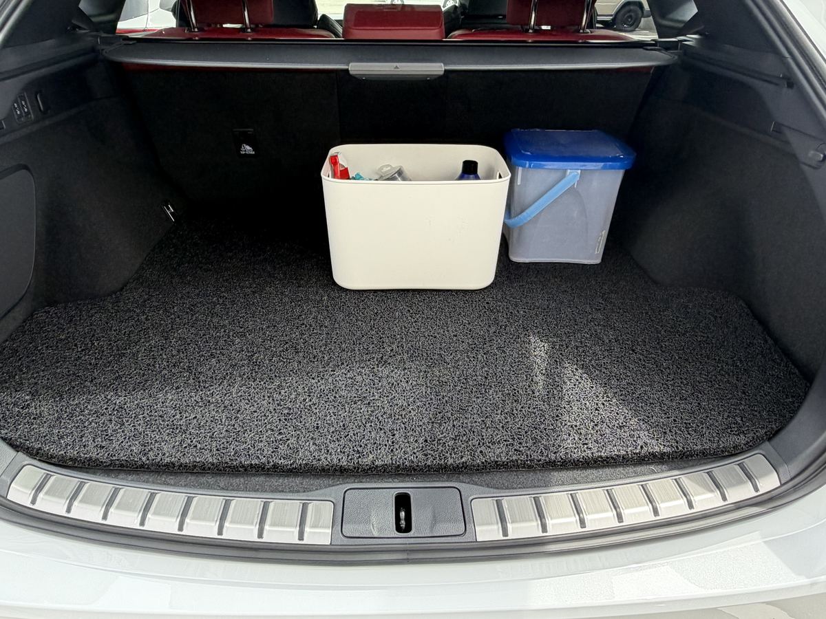 装着前のレクサスRX350トランク開口部