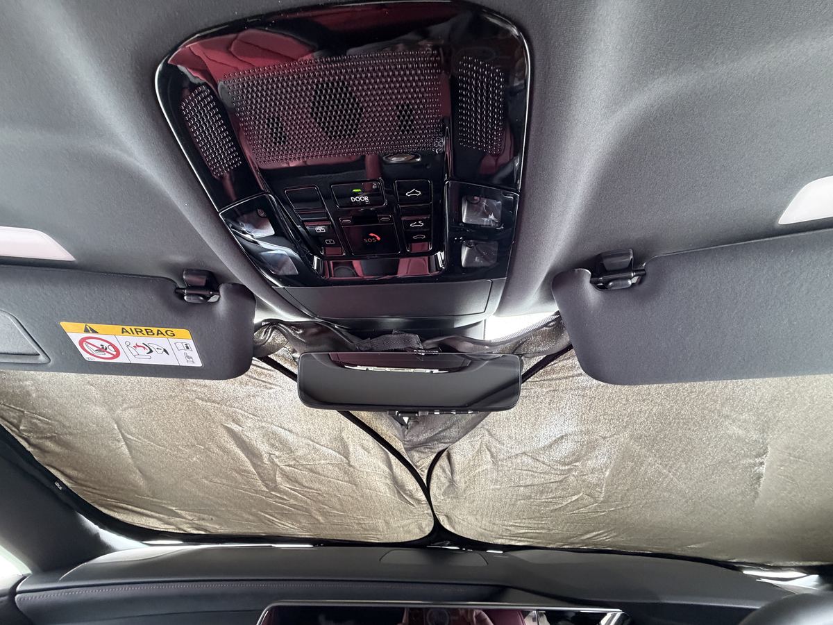 RX350の車内側から見たLEXUS純正フロントサンシェード装着状態