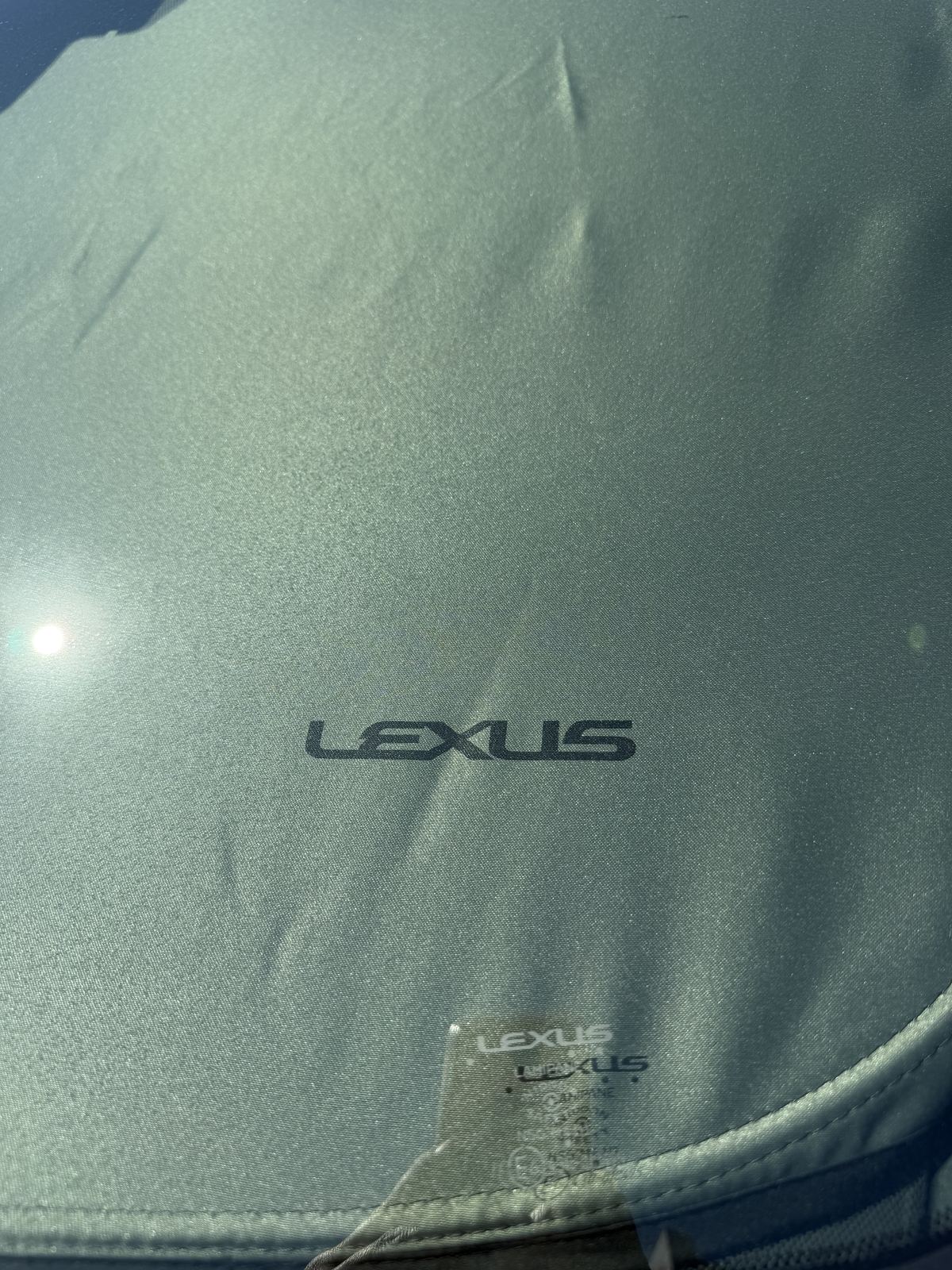 LEXUS純正フロントサンシェード表面のLEXUSロゴ