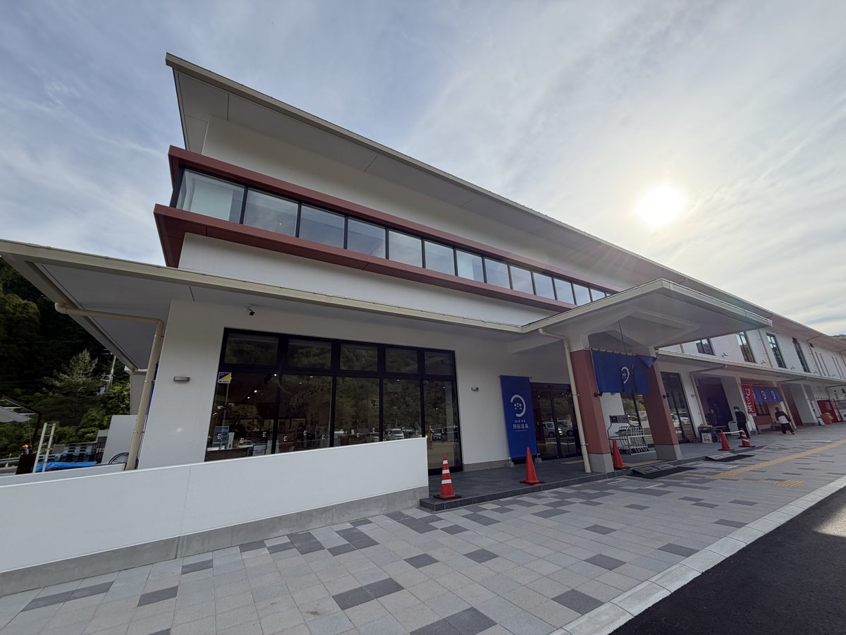 熱田温泉の建物外観（夕方）