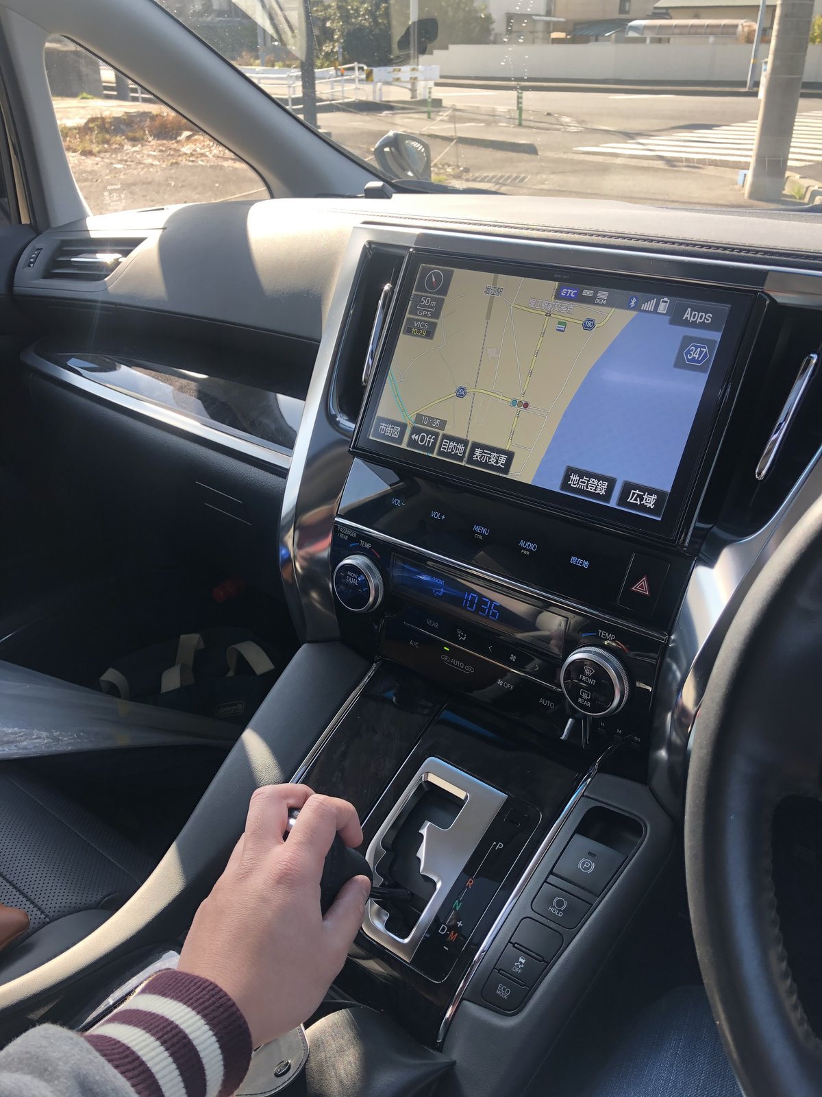 ヴェルファイア30後期の純正ナビ画面と運転席まわり｜走行中の質感が伝わるカット