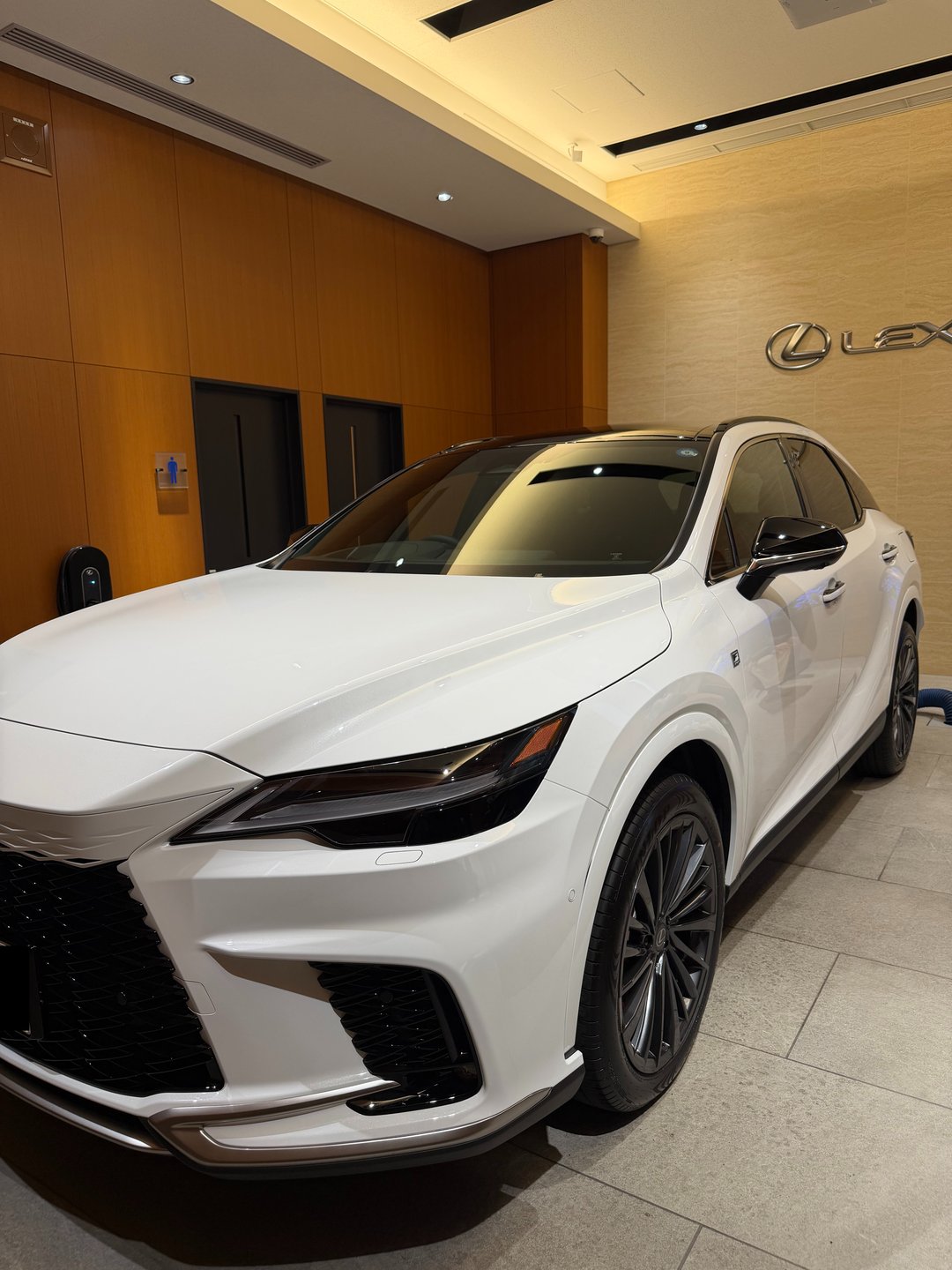 レクサスRX350 Fスポーツの斜めフロント外観（LEXUSロゴ前・ショールーム）