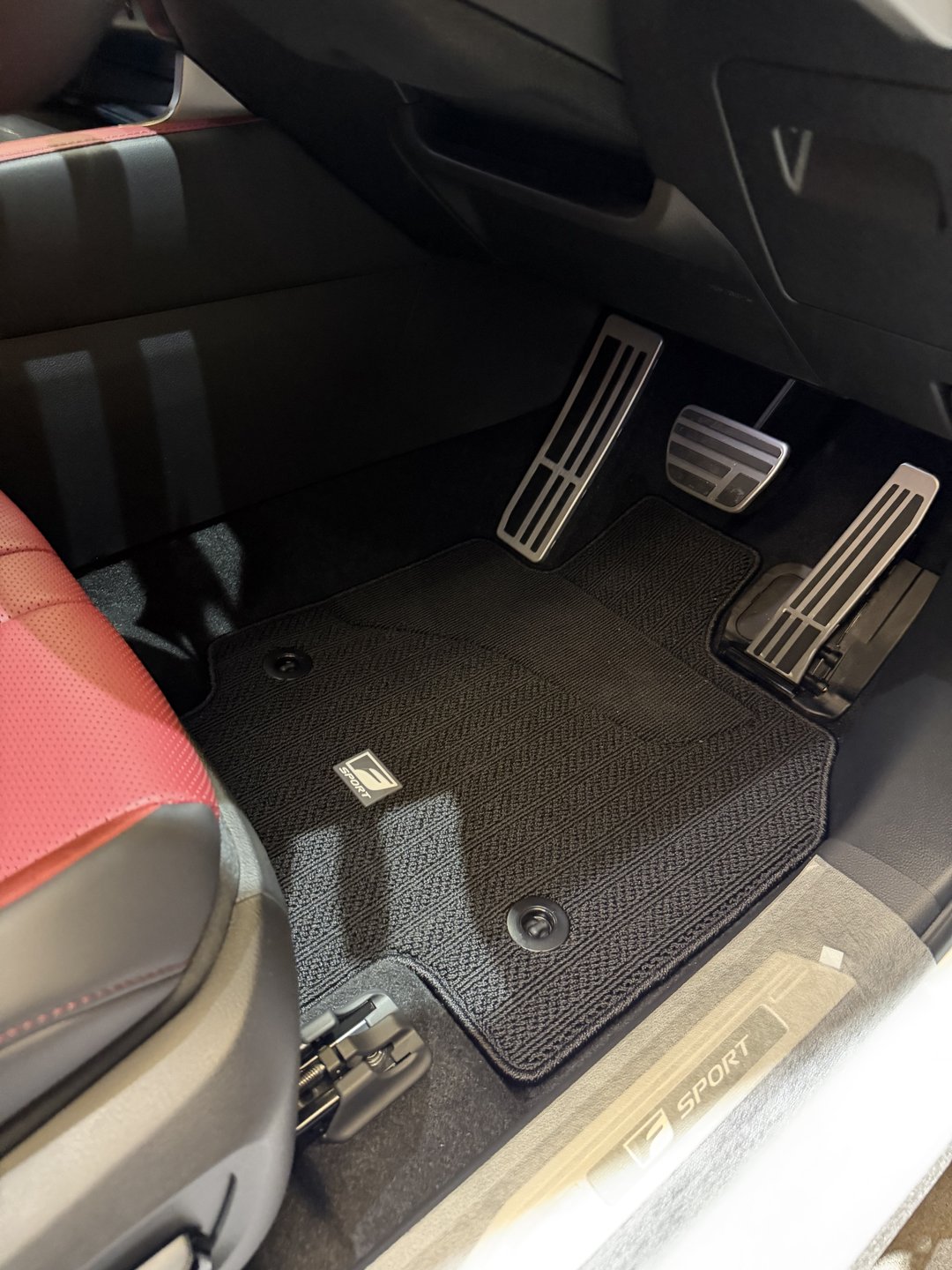 RX350 FスポーツのアルミペダルとF SPORTスカッフプレート