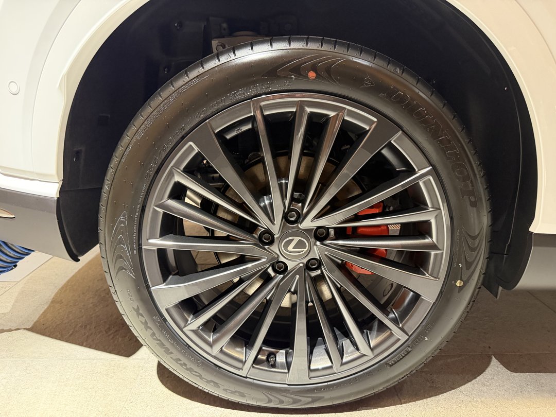 RX350 Fスポーツの21インチアルミホイールとオレンジブレーキキャリパー