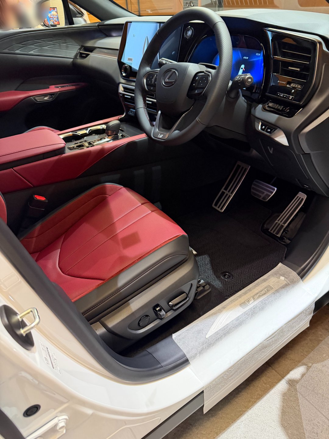 RX350 F SPORTの本革・ウルトラスエード®スポーツシート（ダークローズ）と14インチセンターディスプレイ