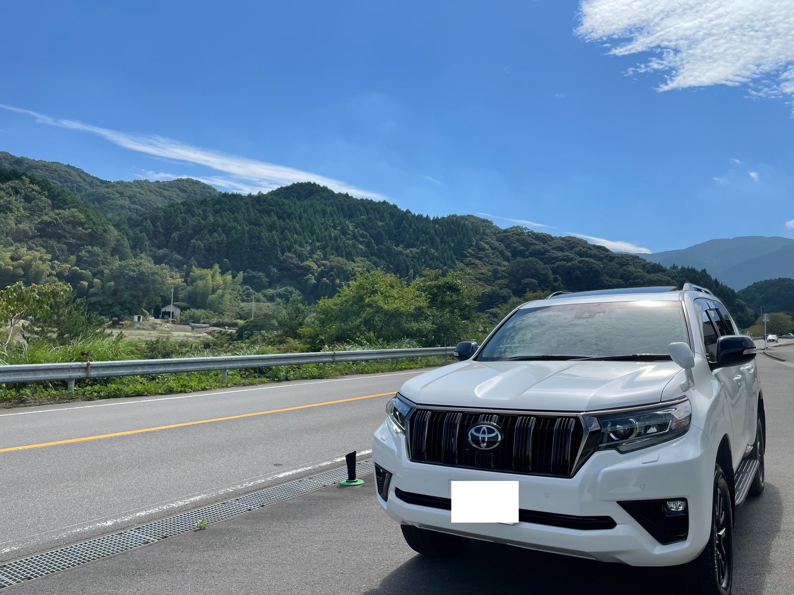 トヨタ ランドクルーザープラド フロント斜め（山道）