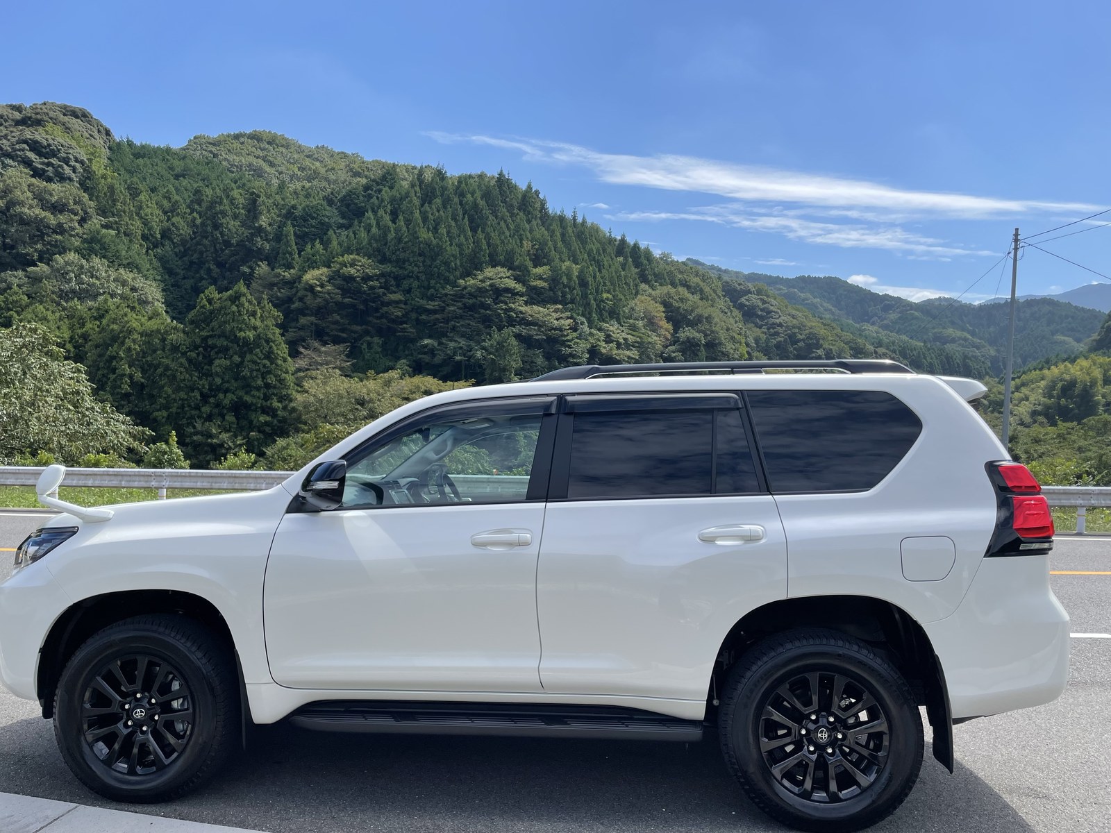 トヨタ ランドクルーザープラド 70周年記念特別仕様車 側面（ブラック塗装の専用18インチアルミホイール）