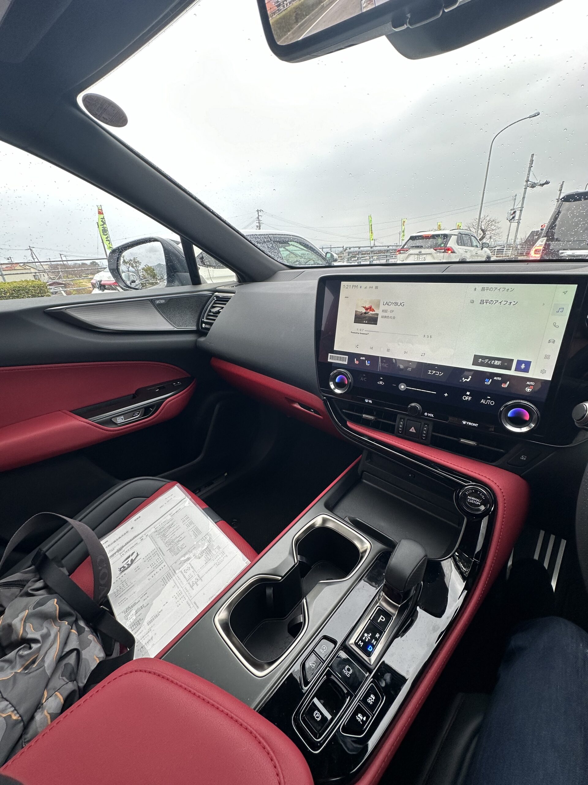 レクサスNX350 Fスポーツの赤レザー内装とセンターコンソール