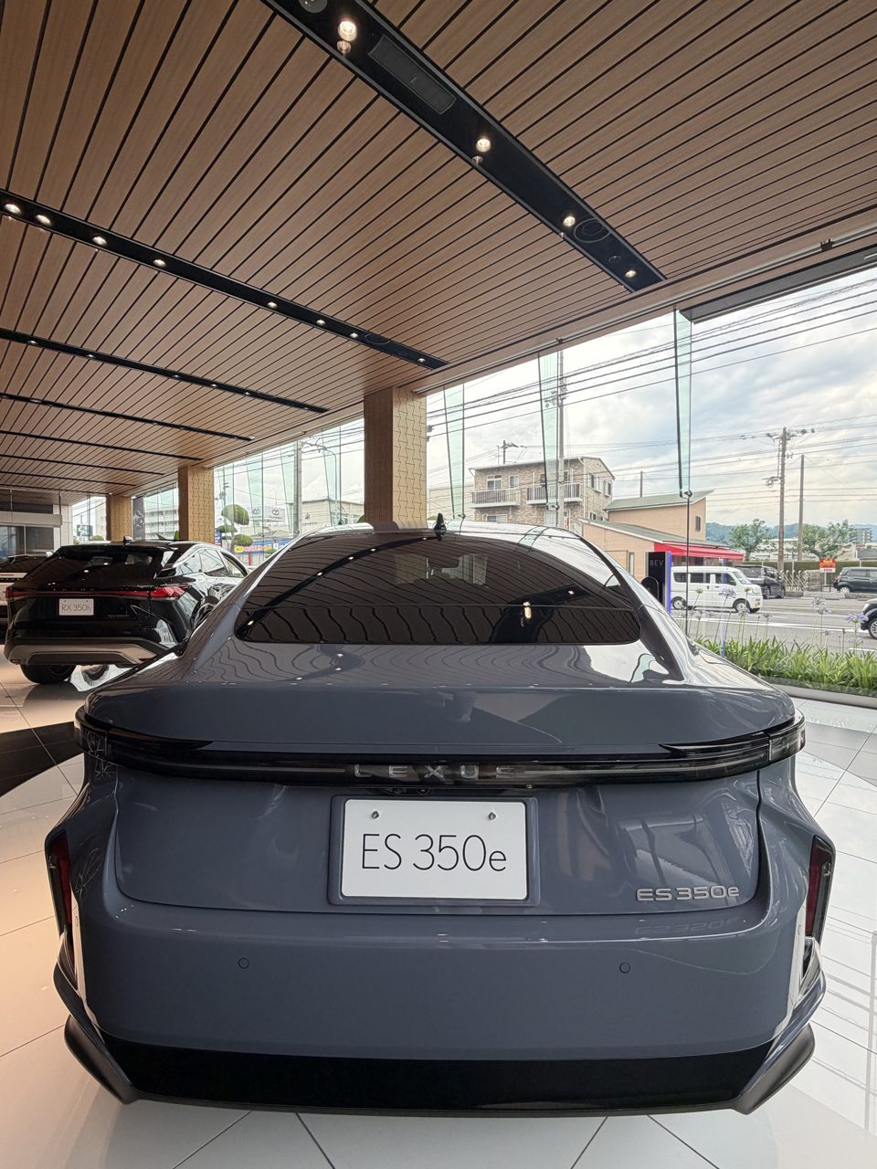 新型レクサスES リア Lシグネチャーランプ ES350e
