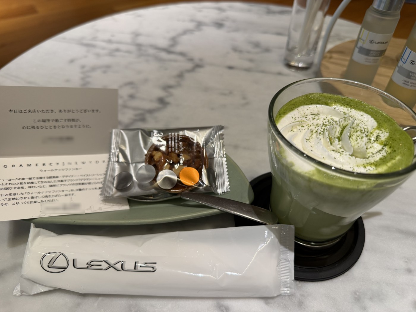 レクサスの販売店のラウンジで出された抹茶ラテと焼き菓子