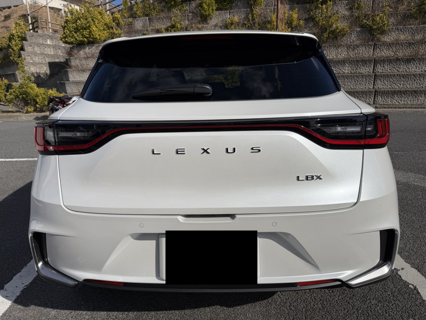 レクサスLBXのリアデザインとLEXUSのエンブレム