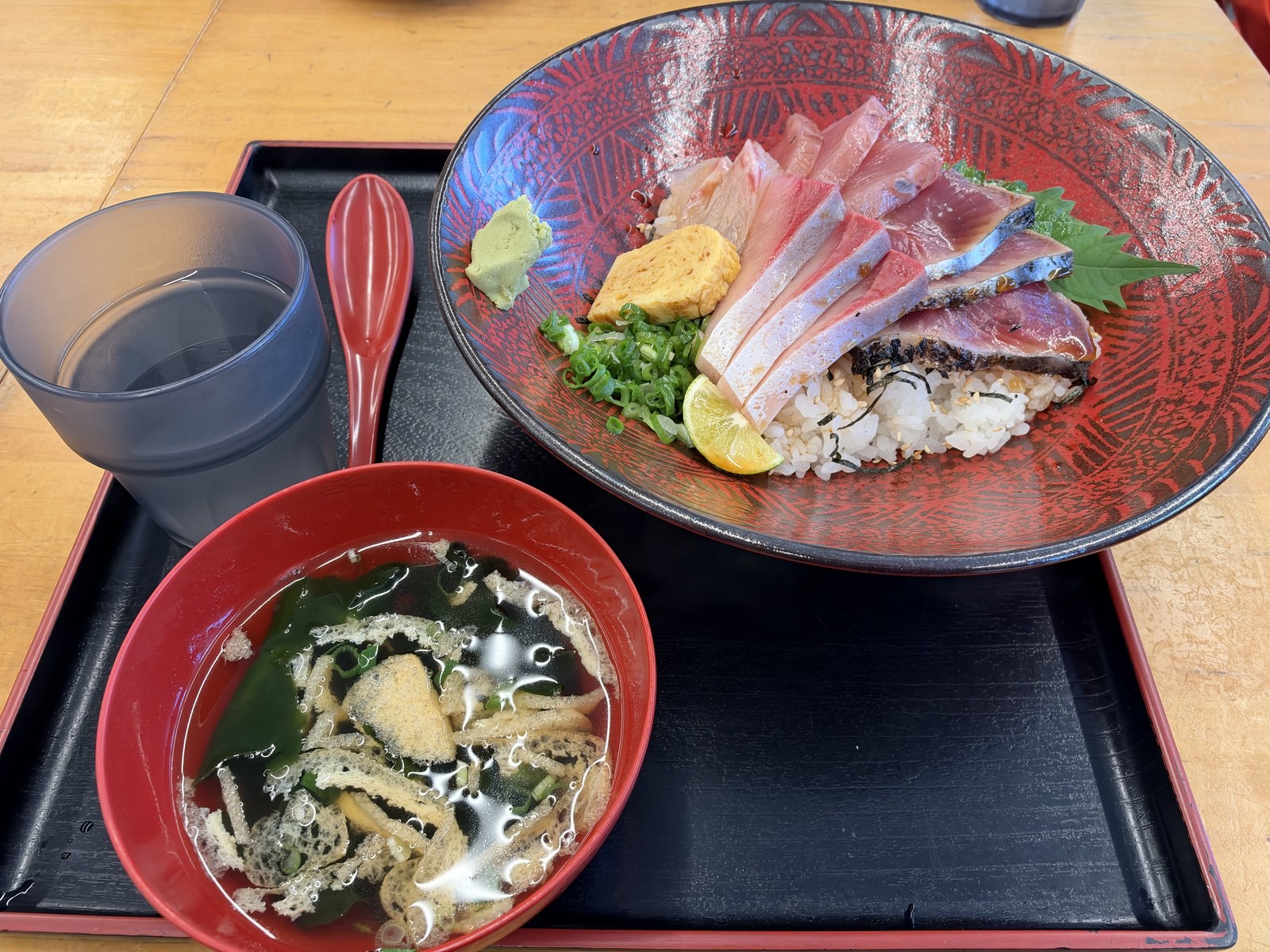 西村食堂の海鮮丼と吸い物
