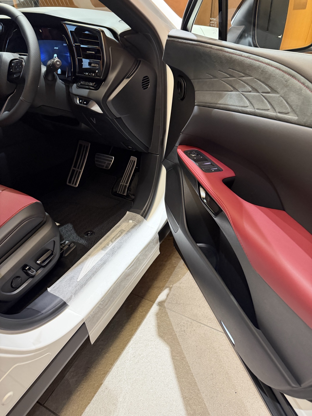 RX350 F SPORTの運転席側ドア内張り。黒とダークローズの配色